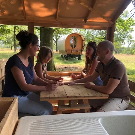 Charriot En Pâture Campismo de Luxo Touligny